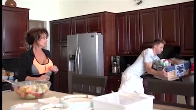 Развратная русская мамочка трахается с сыночком
