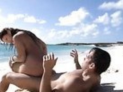 Great sex with naked babe on the beach