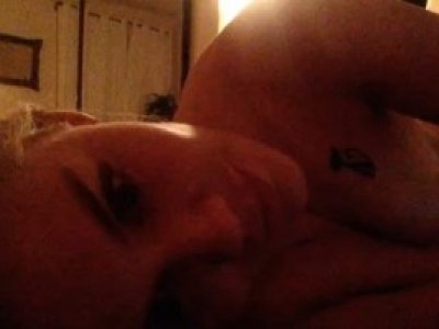 Alice Haig nue se masturbe dans une sex tape 