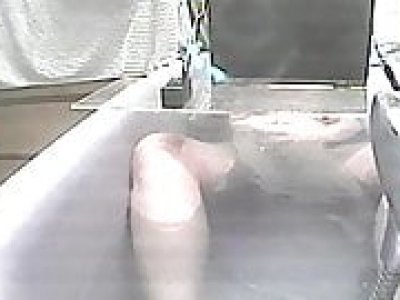 Ma femme se branle dans son bain en mattant du porno
