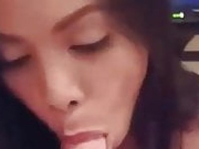 Sexy Filipina Gwennie suck bid white cock
