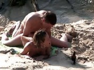 Couple amoureux a la plage