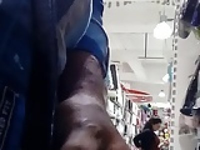 Dick flash to girl at the shop