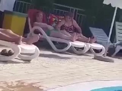 He gets an handjob at the swimming pool