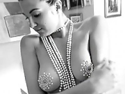 Super sensual lady of pearls at SecretFriends