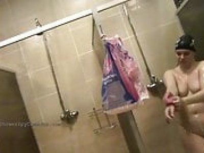 HIDDEN CAMERA in the female showers! Spy on real naked girls