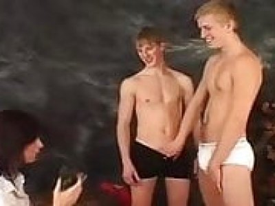 Foto Shooting instructions, lets boys act in bisex lesson