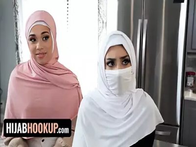 Hijab Hookup - Innocent Teen Violet Gems Loose Herself