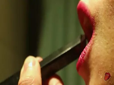 "Branquinha de Leite" puts on lipstick to make a blowjob.
