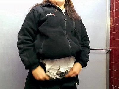 They Catch a Secretary who is Recorded in the Bathroom