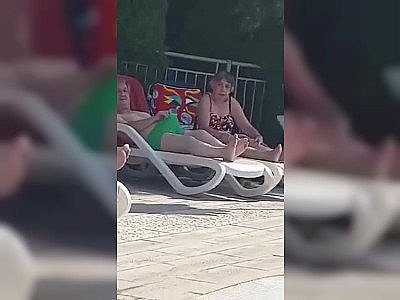He gets an handjob at the swimming pool