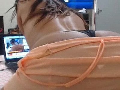 Mature slut likes to show on webcam