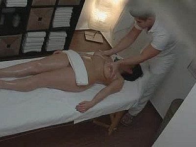 curvy girl massage voyeur (staged)