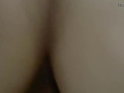 Arrombando o cuzinho da novinha   