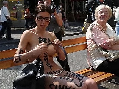 Milo Moiré walking outside