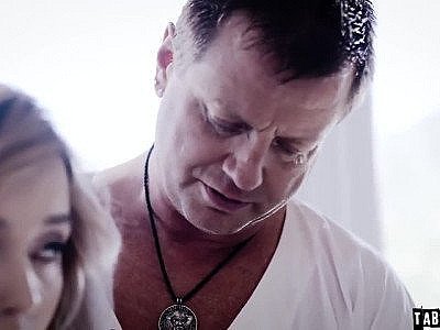 Filthy uncle tricks his niece into having sex with him HD