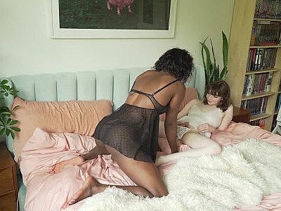 Vanniall and zelda cross have horny lesbian sex