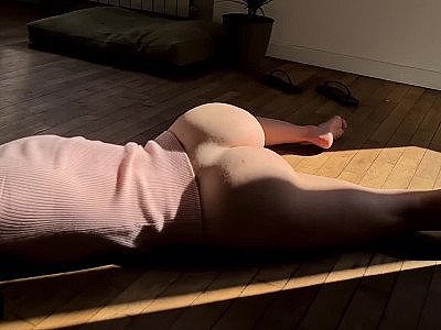 Amateur Girl Masturbates to Orgasm Humping Floor