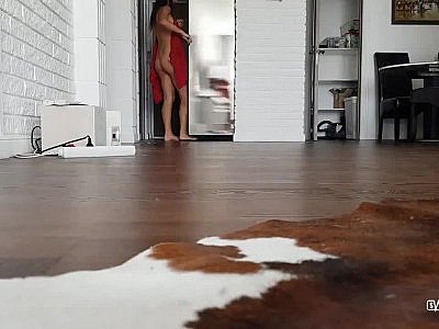 Sexy Prank with Falling Towel in Front of Delivery Man