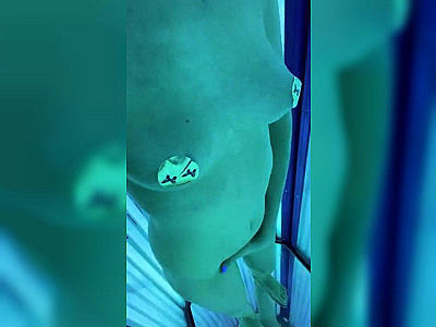 I sunbathe in the solarium naked
